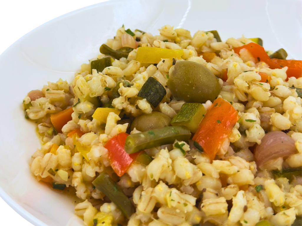 Orzo perlato con verdure estive ed erbe fresche